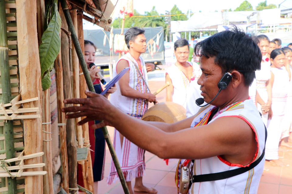 Chủ nhà cài cành lá vào cửa kho lúa và cầu thang, ngụ ý mong cho cây lúa tốt tươi, mùa màng bội thu. (Ảnh: Cao Nguyên/TTXVN)