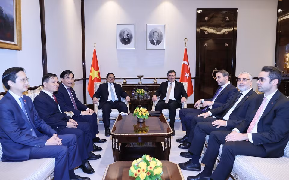 Thủ tướng Phạm Minh Chính gặp hẹp Phó Tổng thống Thổ Nhĩ Kỳ Cevdet Yilmaz. (Ảnh: Dương Giang/TTXVN)