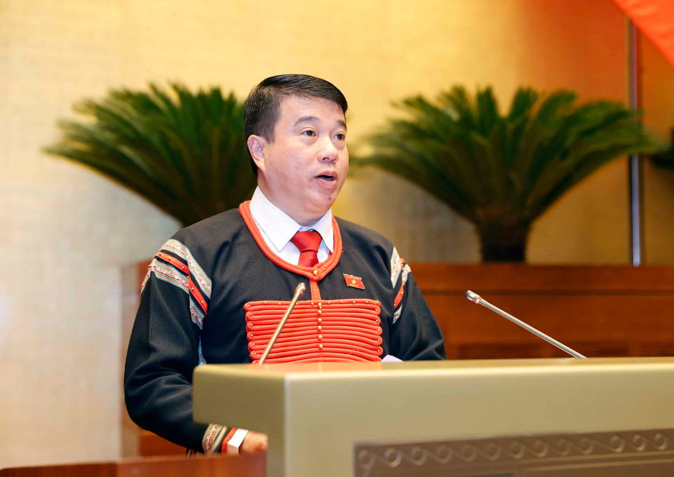 Chủ tịch Hội đồng Dân tộc Y Thanh Hà Niê Kđăm trình bày Báo cáo tiếp thu, giải trình và chỉnh lý dự thảo Nghị quyết giám sát chuyên đề. (Ảnh: Doãn Tấn/TTXVN)