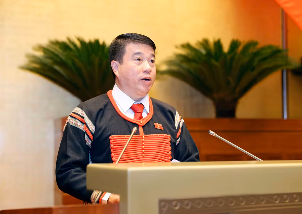 Chủ tịch Hội đồng Dân tộc Y Thanh Hà Niê Kđăm trình bày Báo cáo tiếp thu, giải trình và chỉnh lý dự thảo Nghị quyết giám sát chuyên đề. (Ảnh: Doãn Tấn/TTXVN)