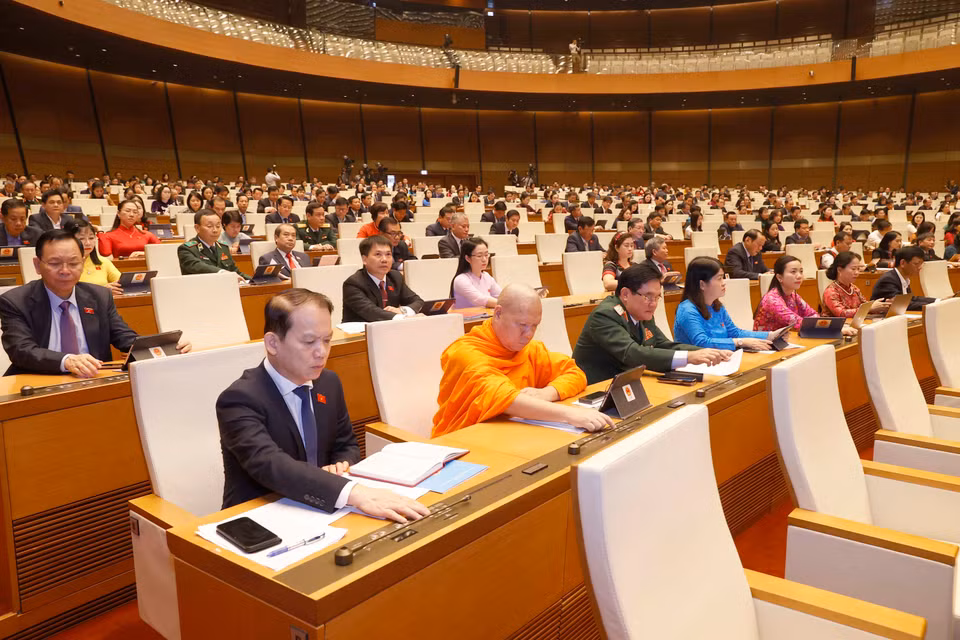 Đại biểu Quốc hội biểu quyết thông quan hai nghị quyết. (Ảnh: Doãn Tấn/TTXVN)