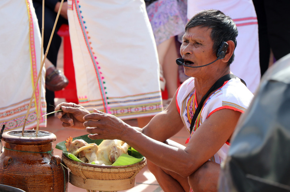 A Ren, già làng làng Le, xã Mô Rai (Sa Thầy, Kon Tum) khấn cầu mời Yàng, thần linh về chung vui cùng buôn làng. (Ảnh: Cao Nguyên/TTXVN)