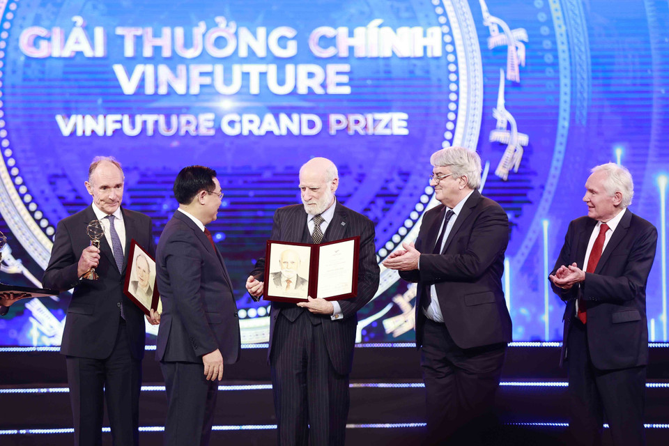 Chủ tịch Quốc hội Vương Đình Huệ trao Giải thưởng Chính VinFuture 2022 trị giá 3 triệu USD đã được trao cho 5 nhà khoa học: Sir Timothy John Berners-Lee, Tiến sỹ Vinton Gray Cerf, Tiến sỹ Emmanuel Desurvire, Tiến sỹ Robert Elliot Kahn, và giáo sư Sir David Neil Payne với các tầng phát minh đột phá trong việc kết nối công nghệ mạng toàn cầu. (Ảnh: Tuấn Anh/TTXVN)