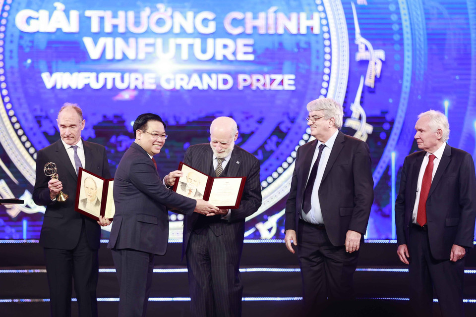 Chủ tịch Quốc hội Vương Đình Huệ trao Giải thưởng Chính VinFuture 2022 trị giá 3 triệu USD đã được trao cho 5 nhà khoa học: Sir Timothy John Berners-Lee, Tiến sỹ Vinton Gray Cerf, Tiến sỹ Emmanuel Desurvire, Tiến sỹ Robert Elliot Kahn, và giáo sư Sir David Neil Payne với các tầng phát minh đột phá trong việc kết nối công nghệ mạng toàn cầu. (Ảnh: Tuấn Anh/TTXVN)