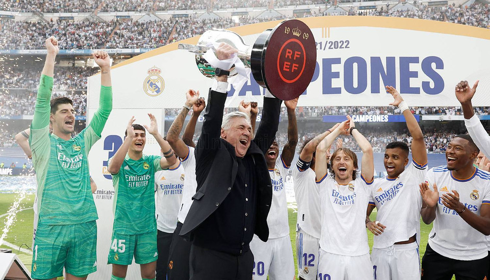 HLV Carlo Ancelotti cũng đi vào lịch sử khi vô địch ở 5 giải hàng đầu châu Âu.(Nguồn: realmadrid)