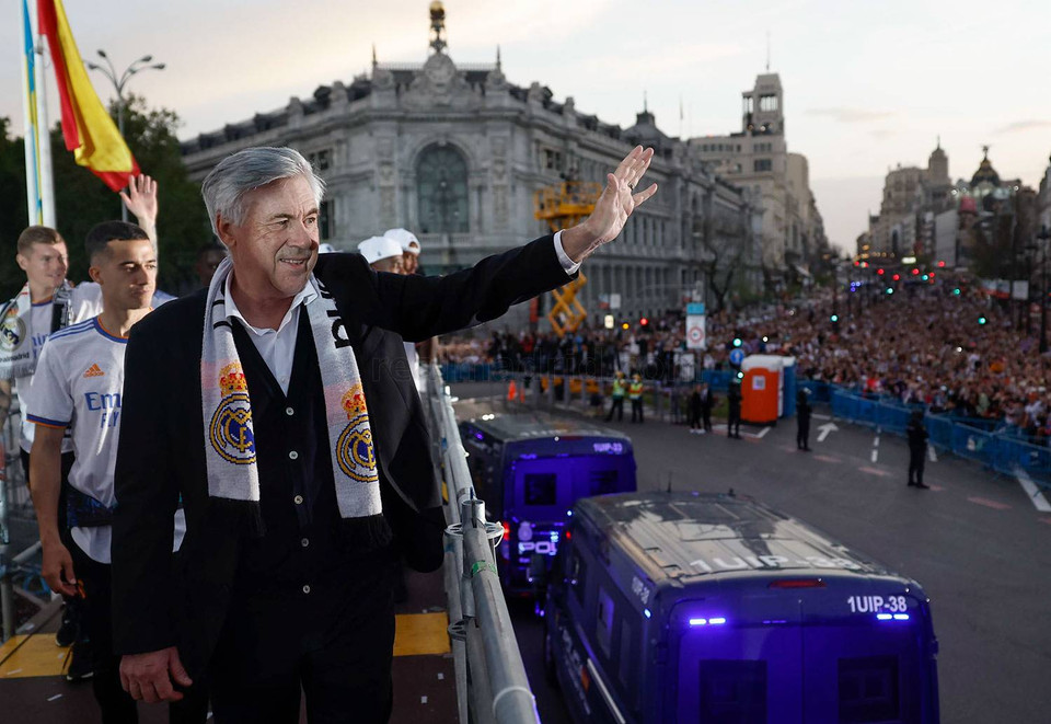 HLV Carlo Ancelotti vẫy tay chào người hâm mộ. (Nguồn: realmadrid)