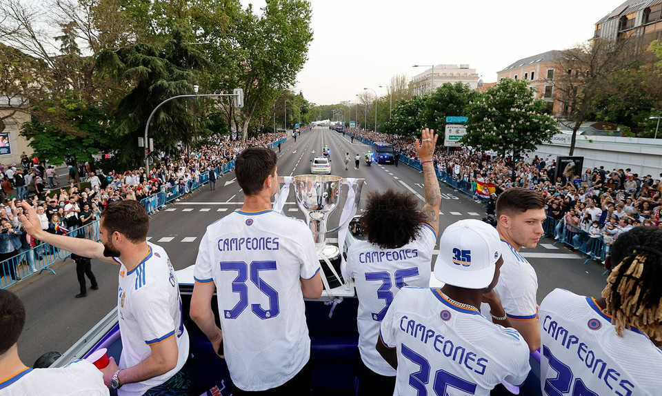 Ngay sau khi nhận cúp ở Bernabeu, các thành viên của Real đã có màn diễu hành ăn mừng hoành tráng..(Nguồn: realmadrid)