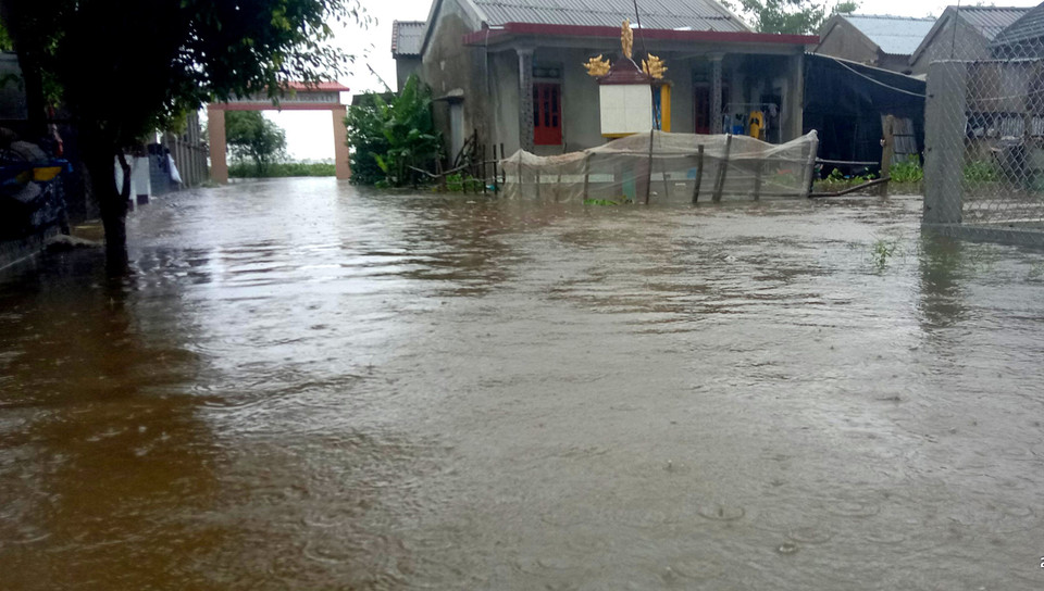 Nhiều nhà dân ở xã Quảng Thái, huyện Quảng Điền, Thừa Thiên-Huế bị ngập sâu. (Ảnh: TTXVN phát)