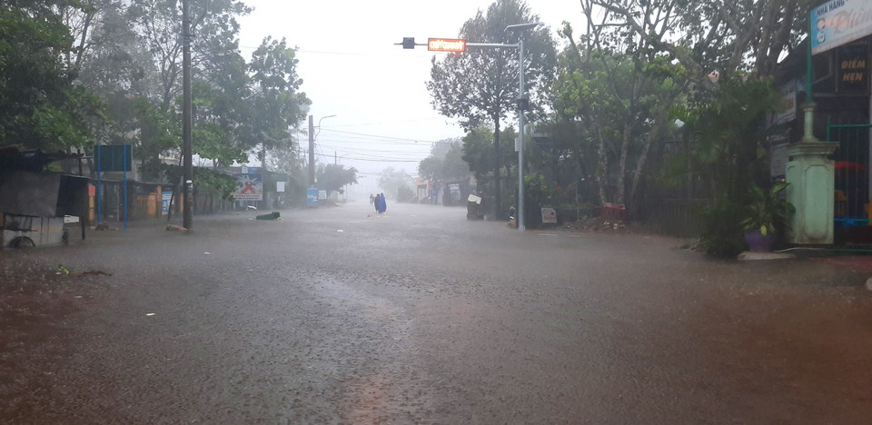 Tỉnh lộ 4 qua xã Quảng Thái, huyện Quảng Điền, Thừa Thiên-Huế bị ngập sâu. (Ảnh: TTXVN phát)