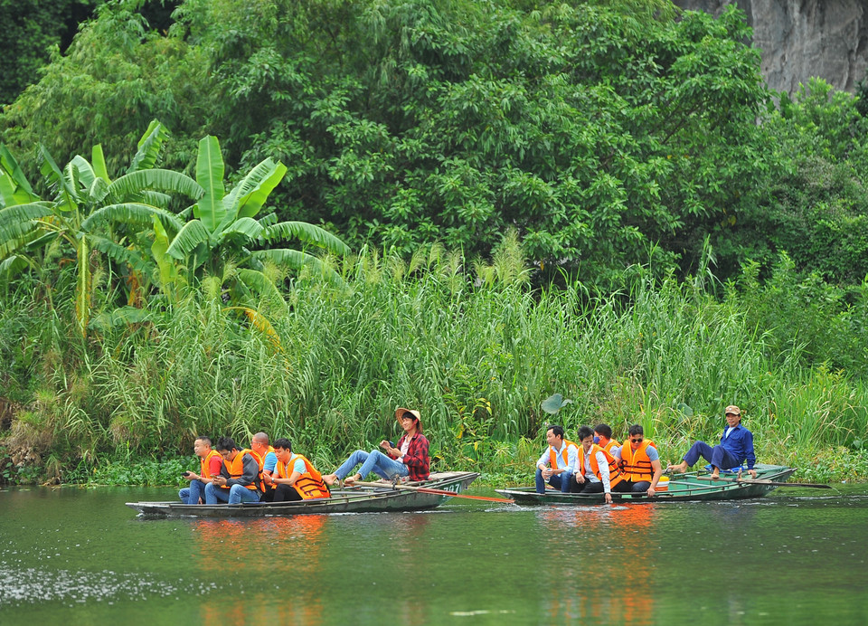  Du khách thăm quan Tam Cốc bằng thuyền. (Ảnh: Minh Đức/TTXVN)