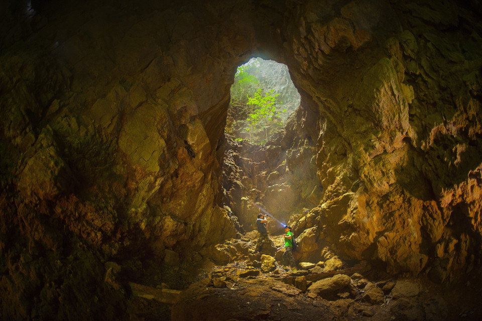 Động Thiên Hương còn nguyên nét hoang sơ thuộc quần thể Khu du lịch Tam Cốc. (Ảnh: Minh Đức/TTXVN)