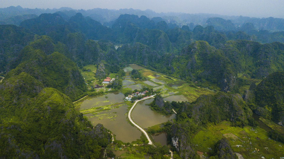 Khu du lịch Tam Cốc nhìn từ trên cao. (Ảnh: Minh Đức/TTXVN)