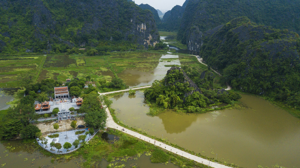 Ngôi đền cổ Thái Vi được bao bọc xung quanh dãy núi thuộc quần thể Khu du lịch Tam Cốc. (Ảnh: Minh Đức/TTXVN)