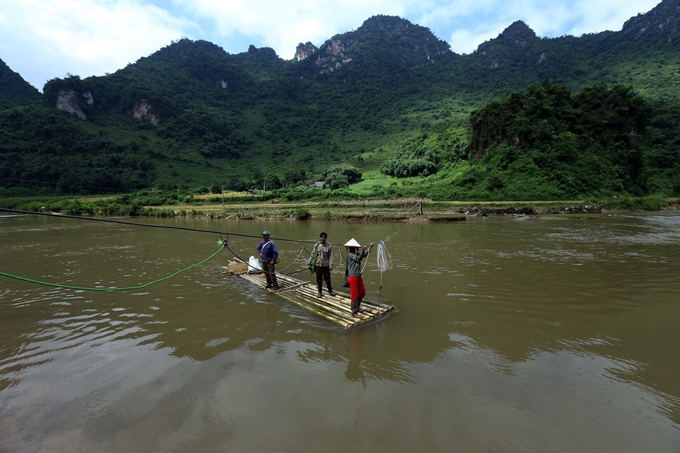 Người dân chở nông sản hoặc thóc lúa thu hoạch cũng phải đi qua bằng bè mảng. (Ảnh: Phan Tuấn Anh/TTXVN)