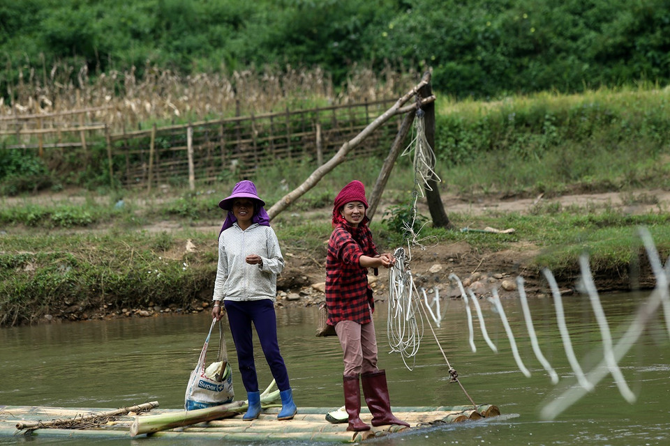 Chiếc bè bằng tre được người dân tạo ra để đi lại mỗi khi lên nương hoặc chăn thả gia súc. (Ảnh: Phan Tuấn Anh/TTXVN)
