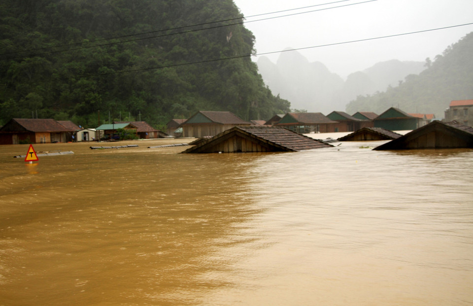 Nhiều ngôi nhà tại xã Minh Hóa, Quảng Bình bị ngập đến tận nóc nhà. (Ảnh: Văn Tý/TTXVN)