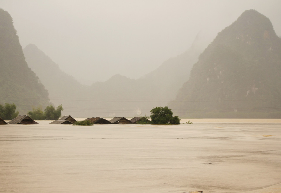 Đến 7 giờ sáng 9/10, toàn xã Minh Hóa, Quảng Bình đã có 550 nhà bị ngập, trong đó nhiều nơi ngập sâu gần 3m. (Ảnh: Văn Tý/TTXVN)