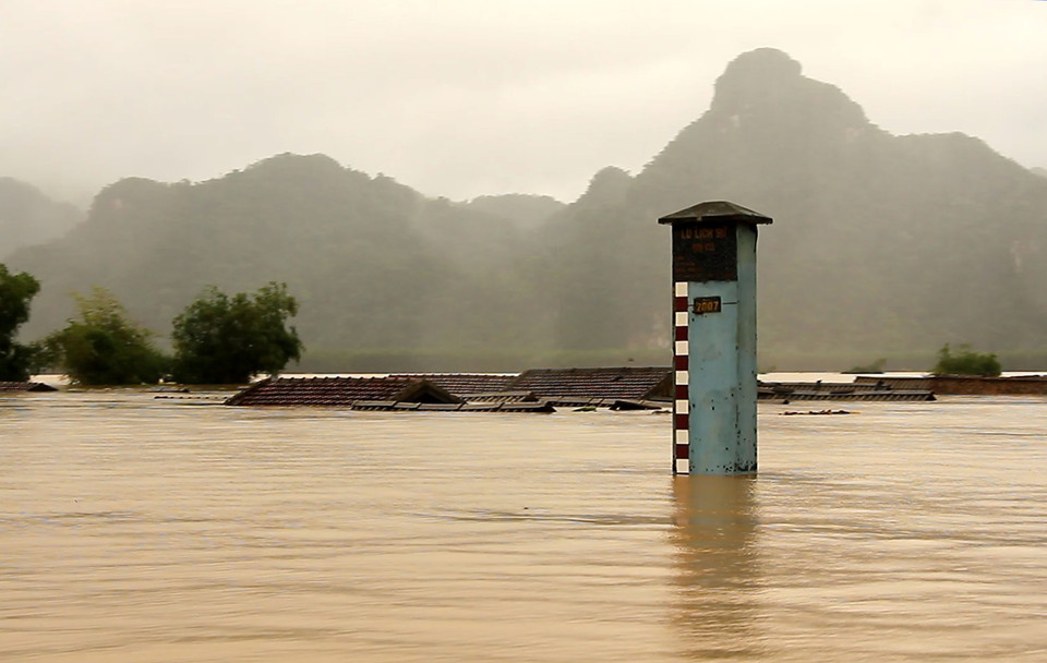 Nhiều ngôi nhà tại xã Minh Hóa, Quảng Bình bị ngập đến tận nóc. (Ảnh: Văn Tý/TTXVN)