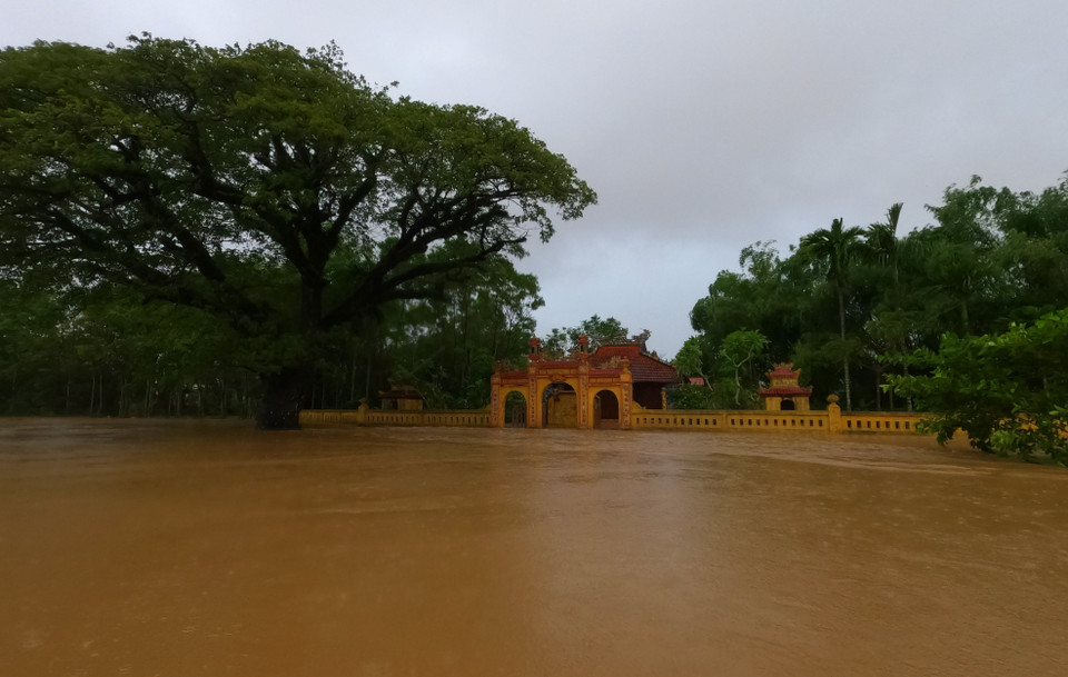 Nhiều tuyến đường tại huyện Phong Điền, Thừa Thiên-Huế bị ngập sâu trong nước. (Ảnh: TTXVN phát)