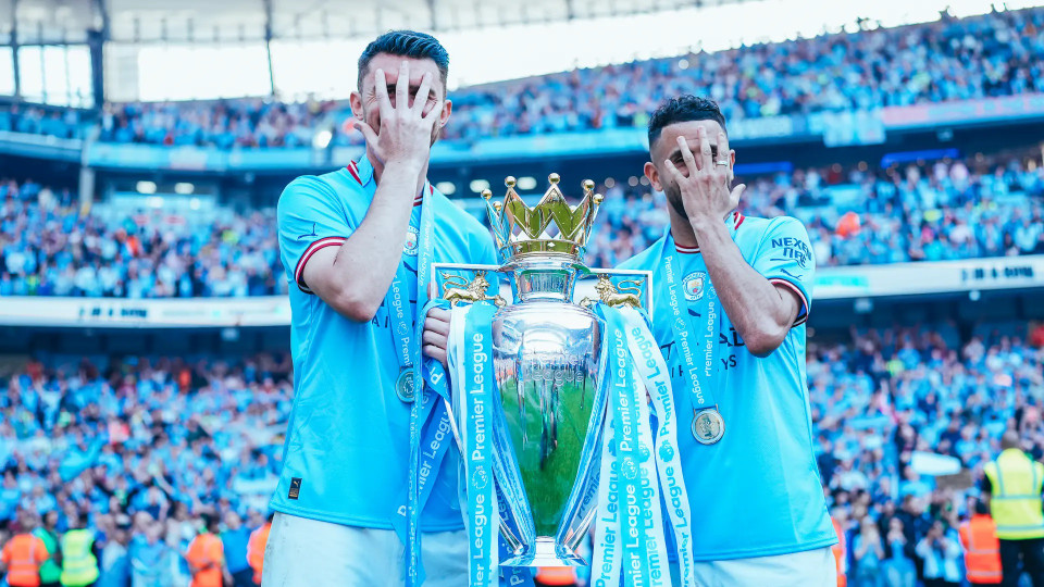 Sau giây phút đăng quang, Man City vẫn còn hai mục tiêu phía trước cần chinh phục là FA Cup và Champions League