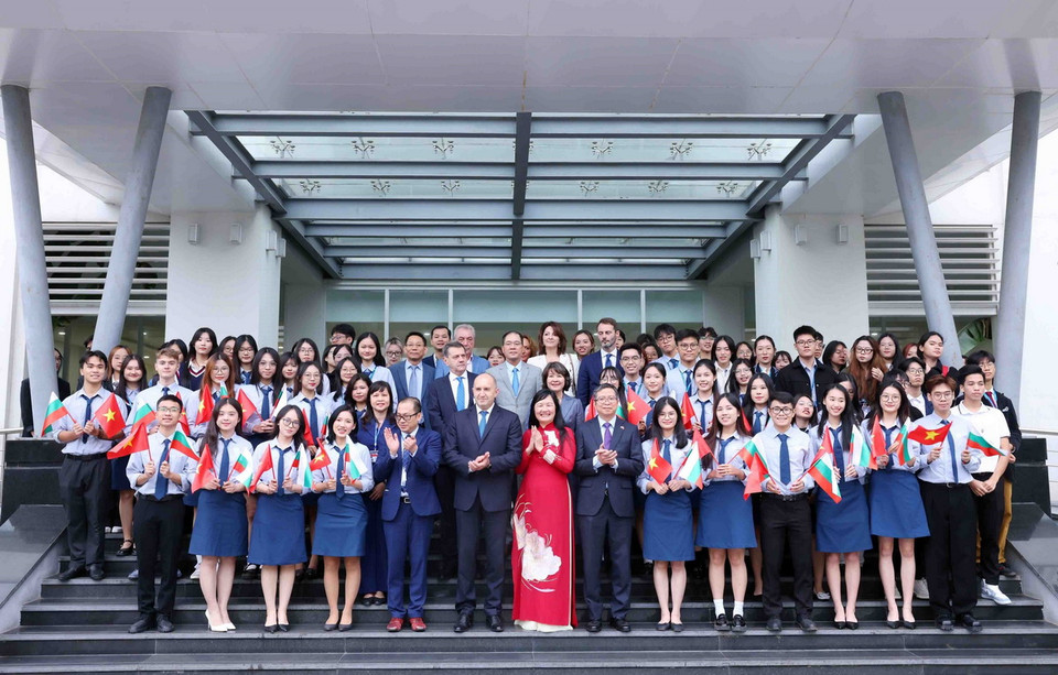 Tổng thống Bulgaria Rumen Radev chụp ảnh chung với Ban Giám đốc và sinh viên Học viện Ngoại giao. (Ảnh: Phạm Kiên/TTXVN)