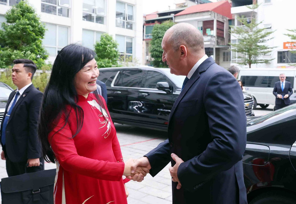 Quyền Giám đốc Học viện Ngoại giao Phạm Lan Dung đón Tổng thống Bulgaria Rumen Radev. (Ảnh: Phạm Kiên/TTXVN)