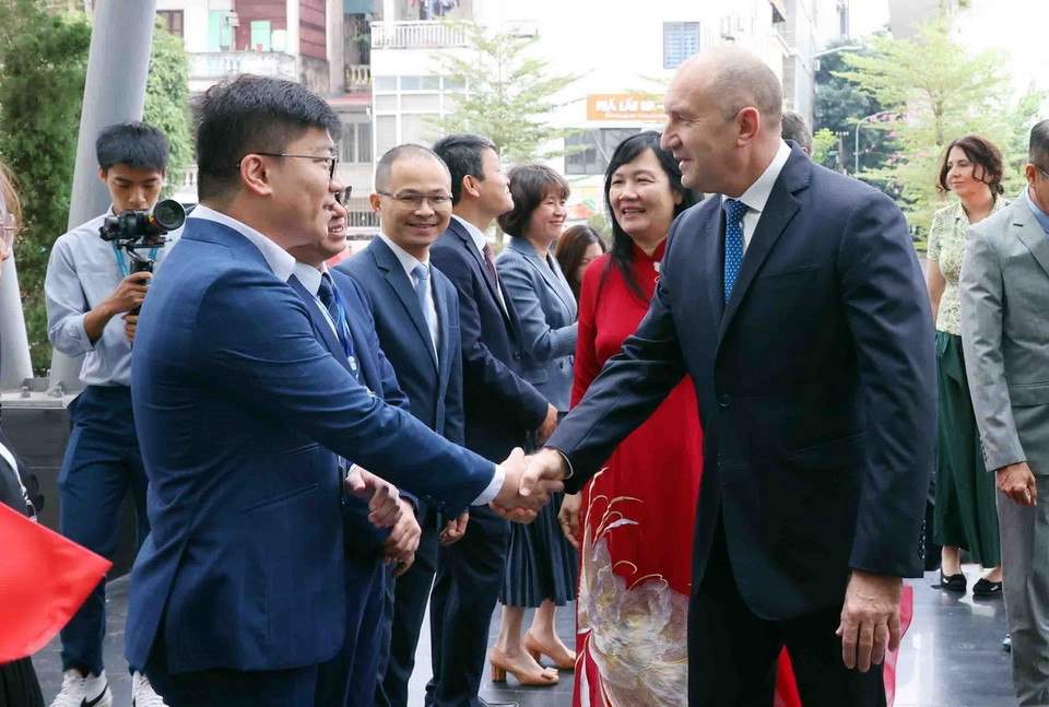 Các thành viên Ban Giám đốc Học viện Ngoại giao đón Tổng thống Bulgaria Rumen Radev tới thăm. (Ảnh: Phạm Kiên/TTXVN)