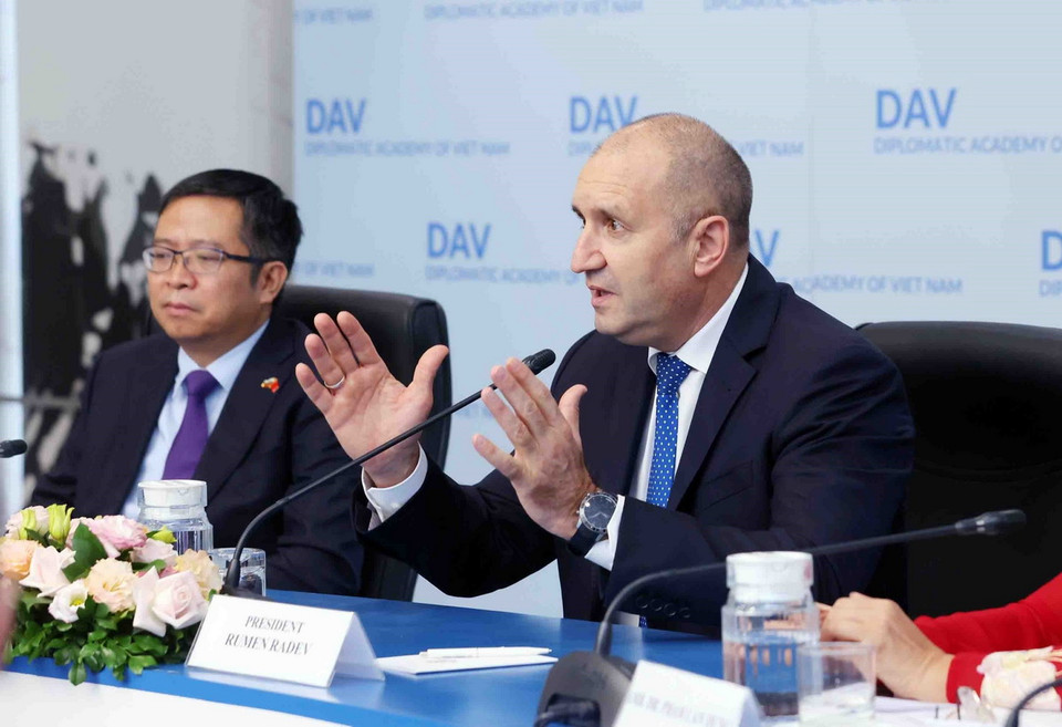 Tổng thống Bulgaria Rumen Radev đối thoại với sinh viên Học viện Ngoại giao. (Ảnh: Phạm Kiên/TTXVN)