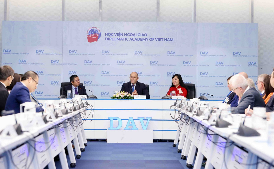 Tổng thống Bulgaria Rumen Radev đối thoại với sinh viên Học viện Ngoại giao. (Ảnh: Phạm Kiên/TTXVN)