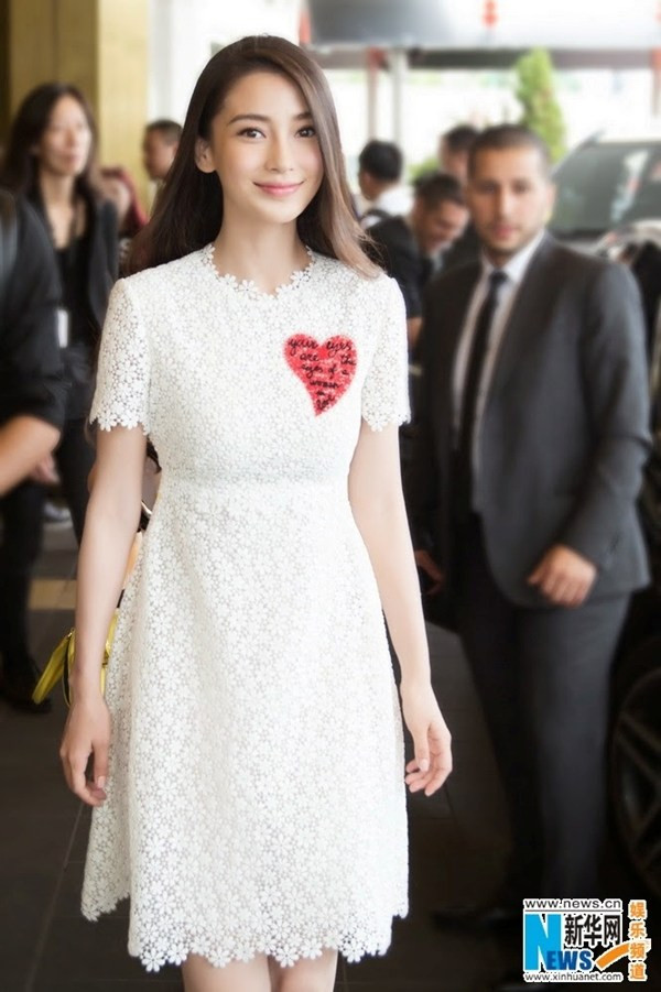 Tại buổi họp báo phim 'The Ghouls', cô nàng chọn phong cách tối giản nhưng cực hút mắt khi diện duy nhất chiếc đầm hoa trắng rất tinh tế của Valentino mà không cần đến sự 'hỗ trợ' của trang sức