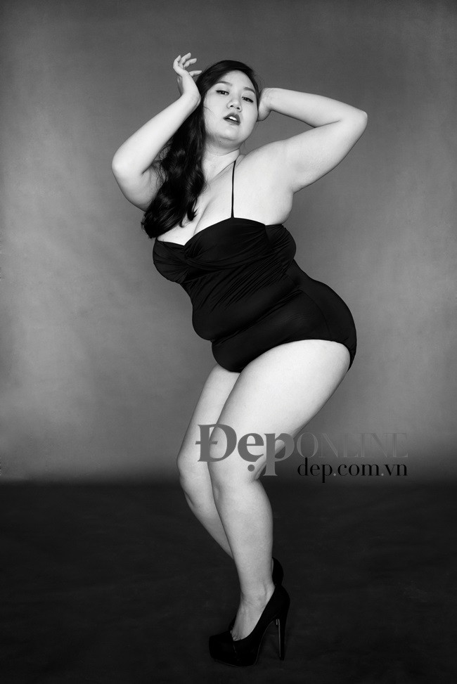 Minh Thảo (Diễn viên - 25 tuổi, 75kg): Lúc trước tôi rất tự ti về cơ thể mình và cũng đã thực hiện nhiều biện pháp giảm cân nhưng không hiệu quả lắm. Sau đó, tôi nghĩ lại rằng tại sao mình phải khổ sở như vậy, hãy yêu bản thân và chính cơ thể mình. Chỉ cần chọn bộ áo tắm phù hợp để tôn lên những đường cong của mình là được.