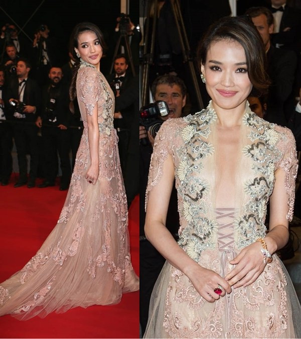 Thư Kỳ thướt tha và quyến rũ trong một thiết kế đầm xuyên thấu, nhiều chi tiết thêu đính cầu kì thuộc bộ sưu tập Thu Đông 2015 của Reem Acra