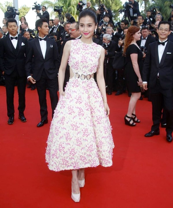 Nữ diễn viên Hong Kong Angelababy ngọt ngào trên thảm đỏ với tông màu hồng phấn trong thiết kế Haute Couture Xuân 2015 của Christian Dior