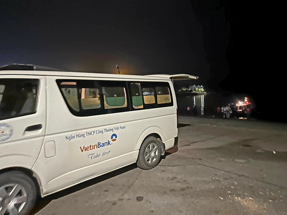 Lực lượng cứu hộ đưa các thi thể nạn nhân đã được tìm thấy lên bờ để chuyển về Nhà Tang lễ thành phố Hạ Long (Ảnh: Thanh Vân/TTXVN)