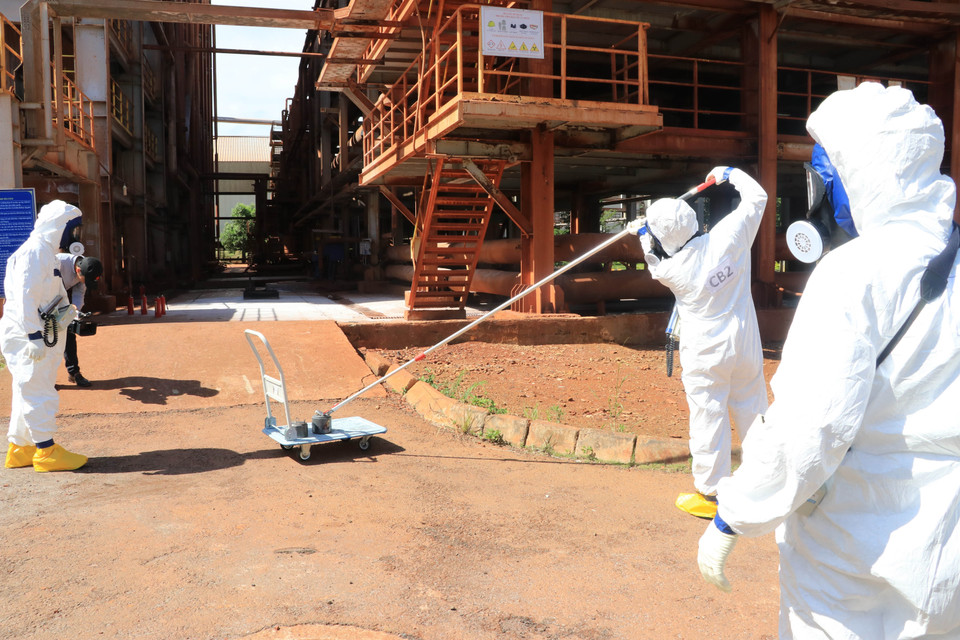 Lực lượng chuyên nghiệp diễn tập tình huống xử lý nguồn phóng xạ. (Ảnh: Quốc Hùng-Ngọc Dũng/TTXVN)