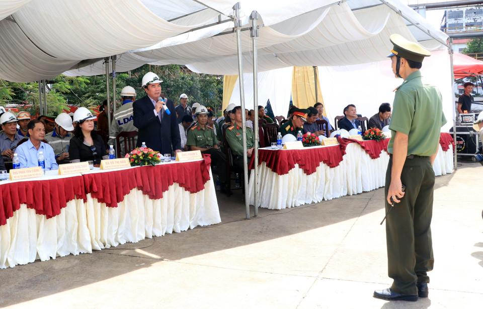 Ban Chỉ huy cuộc diễn tập chỉ đạo thực hiện. (Ảnh: Quốc Hùng-Ngọc Dũng/TTXVN)