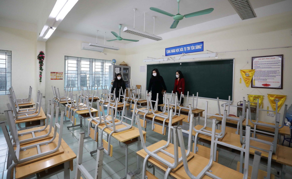 Cán bộ Phòng Giáo dục và Đào tạo quận Hoàng Mai (Hà Nội) thường xuyên kiểm tra, đôn đốc các trường về công tác chuẩn bị đón học sinh trở lại. (Ảnh: Thanh Tùng/TTXVN)