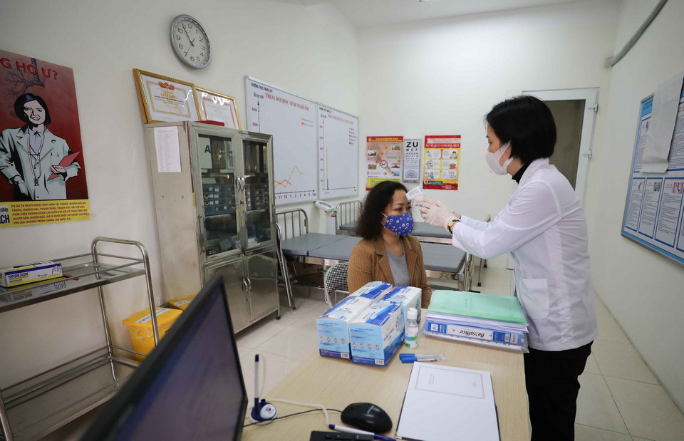 Thiết bị đo thân nhiệt được các trường chuẩn bị đủ số lượng, đảm bảo hoạt động tốt. (Ảnh: Thanh Tùng/TTXVN)