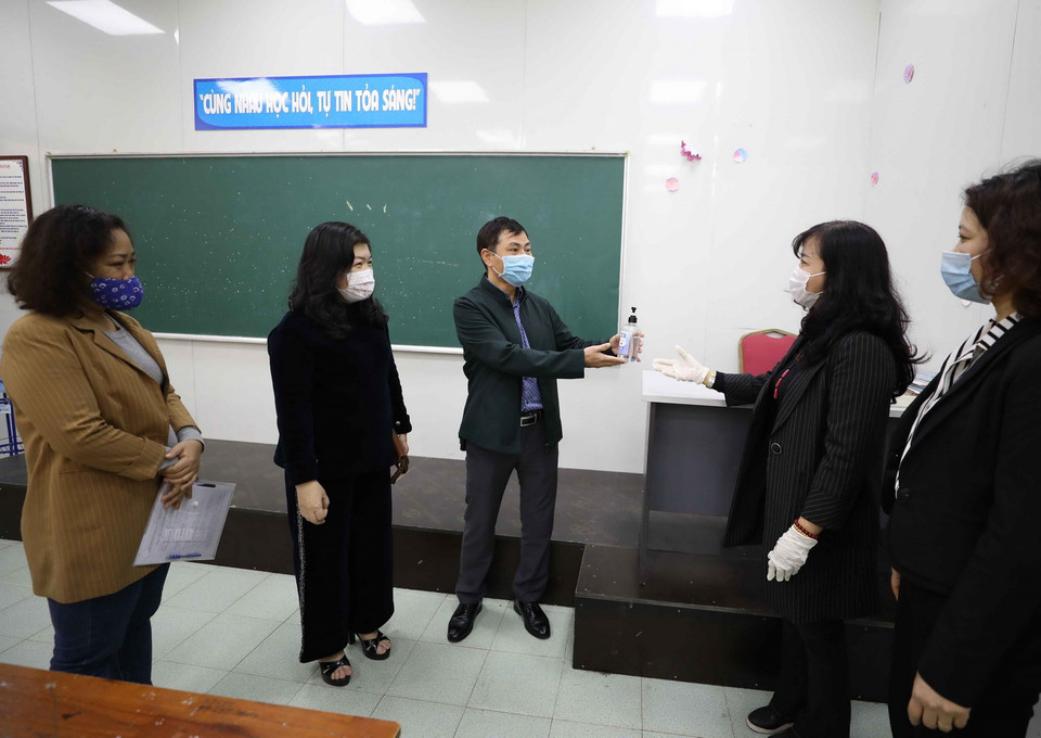 Lãnh đạo trường THCS Tân Mai (quận Hoàng Mai (Hà Nội)) cho biết các điểm học nhờ, học tạm của trường đều được vệ sinh, khử khuẩn và chuẩn bị đủ nước rửa tay sát khuẩn, đảm bảo an toàn phòng dịch cho học sinh. (Ảnh: Thanh Tùng/TTXVN)