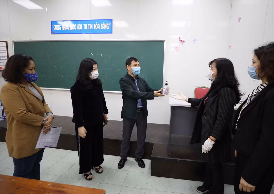 Lãnh đạo trường THCS Tân Mai (quận Hoàng Mai (Hà Nội)) cho biết các điểm học nhờ, học tạm của trường đều được vệ sinh, khử khuẩn và chuẩn bị đủ nước rửa tay sát khuẩn, đảm bảo an toàn phòng dịch cho học sinh. (Ảnh: Thanh Tùng/TTXVN)