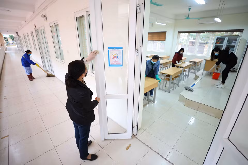 Trường THCS Thịnh Liệt (quận Hoàng Mai (Hà Nội)) vệ sinh, khử khuẩn trường, lớp học. (Ảnh: Thanh Tùng/TTXVN)