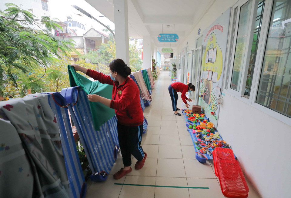 Giáo viên trường mầm non Thịnh Liệt (quận Hoàng Mai (Hà Nội)) vệ sinh, khử khuẩn không gian trường, lớp, đồ dùng dạy học, đồ chơi cho trẻ...(Ảnh: Thanh Tùng/TTXVN)