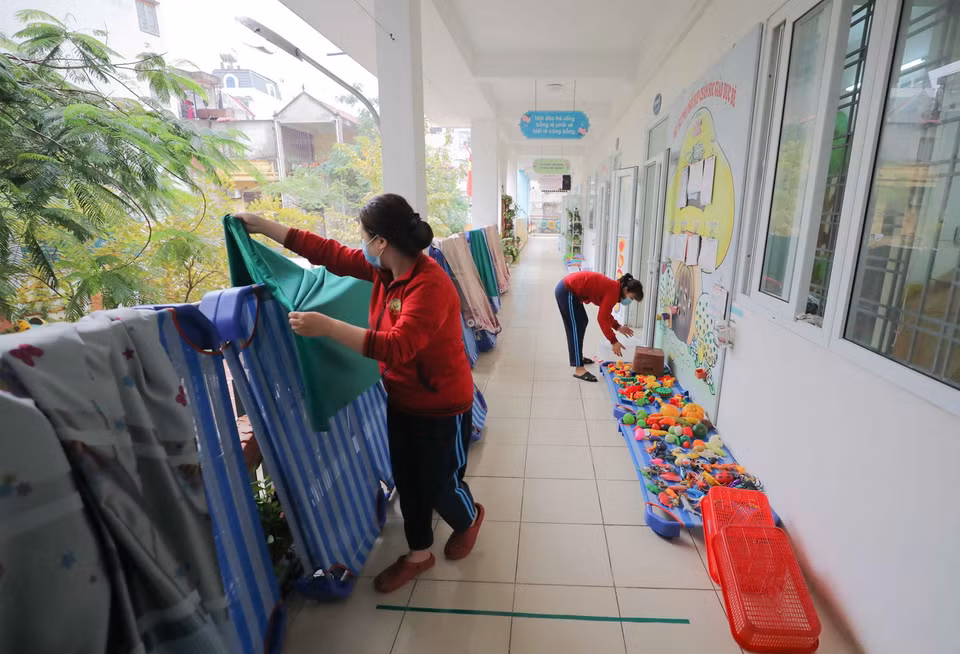 Giáo viên trường mầm non Thịnh Liệt (quận Hoàng Mai (Hà Nội)) vệ sinh, khử khuẩn không gian trường, lớp, đồ dùng dạy học, đồ chơi cho trẻ...(Ảnh: Thanh Tùng/TTXVN)