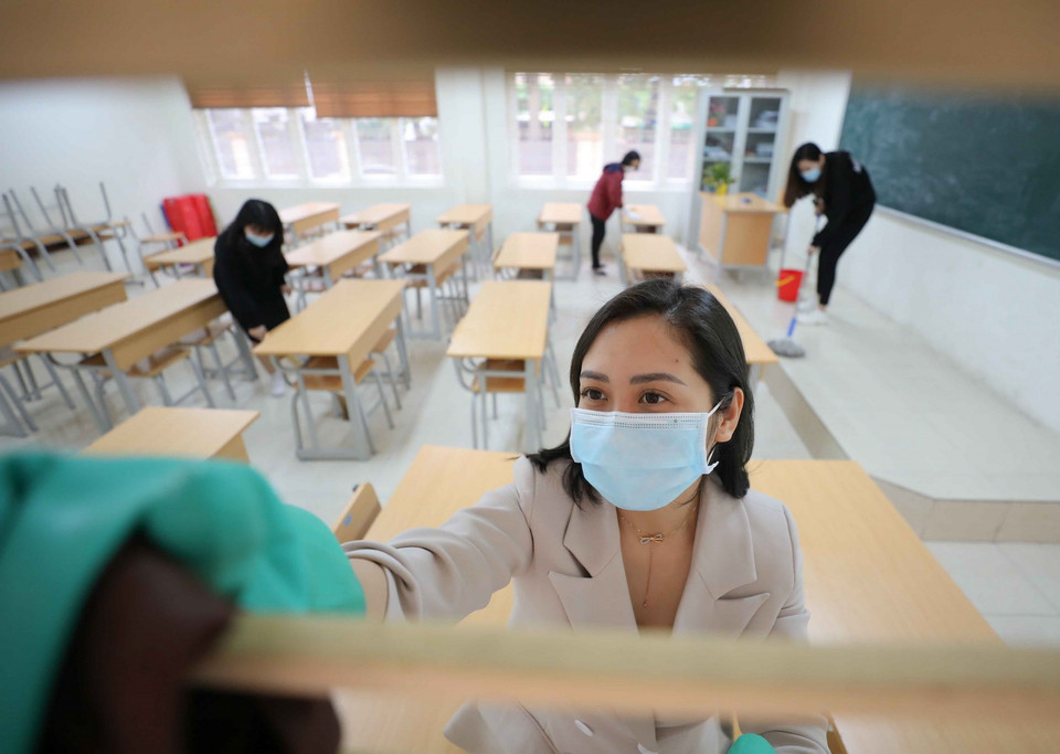 Trường THCS Thịnh Liệt (quận Hoàng Mai (Hà Nội)) vệ sinh, khử khuẩn trường, lớp học. (Ảnh: Thanh Tùng/TTXVN)