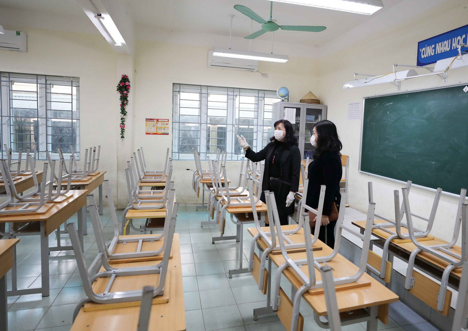 Những ngày này, cán bộ Phòng Giáo dục và Đào tạo quận Hoàng Mai (Hà Nội) thường xuyên kiểm tra, đôn đốc các trường về công tác chuẩn bị đón học sinh trở lại. (Ảnh: Thanh Tùng/TTXVN)