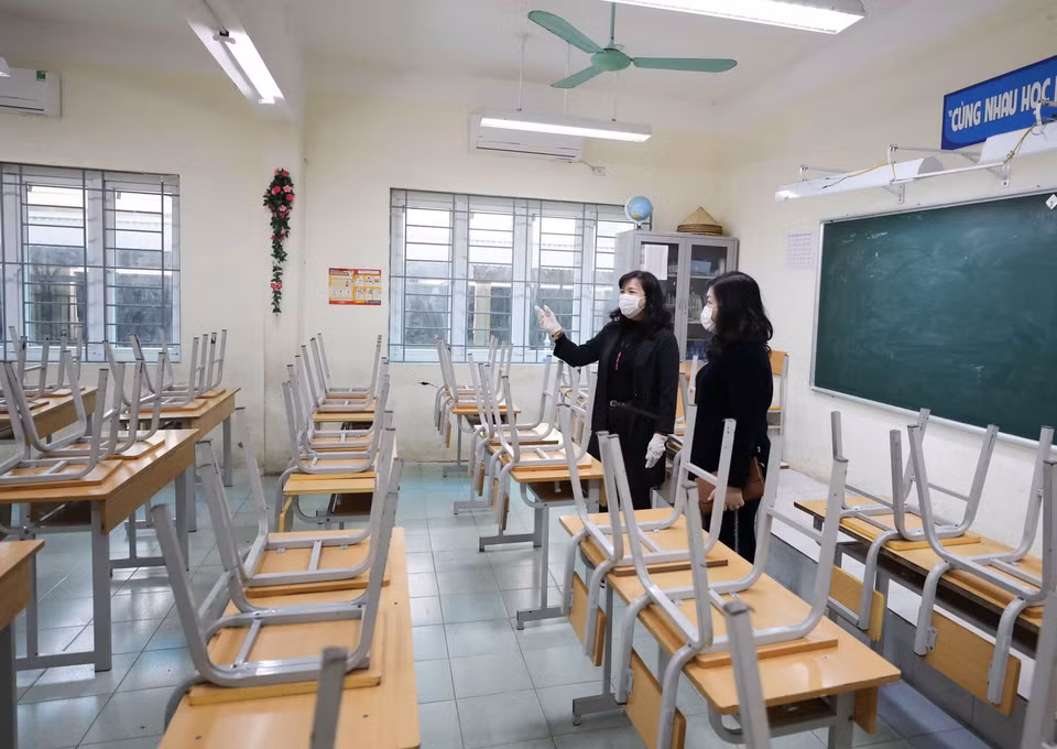 Những ngày này, cán bộ Phòng Giáo dục và Đào tạo quận Hoàng Mai (Hà Nội) thường xuyên kiểm tra, đôn đốc các trường về công tác chuẩn bị đón học sinh trở lại. (Ảnh: Thanh Tùng/TTXVN)