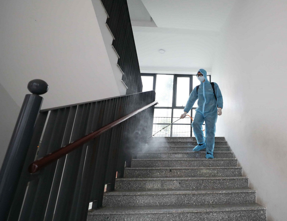 Các trường học trên địa bàn quận Hoàng Mai (Hà Nội) phối hợp với cơ quan y tế địa phương phun khử trùng toàn bộ không gian trường, lớp. (Ảnh: Thanh Tùng/TTXVN)