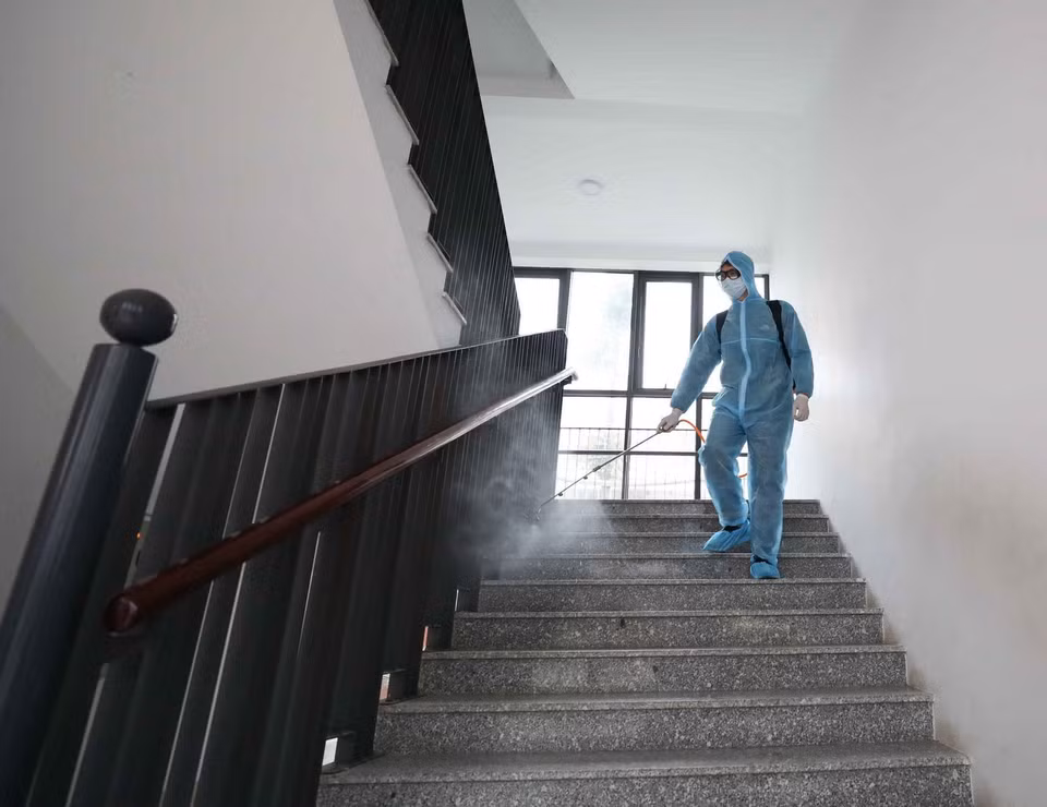 Các trường học trên địa bàn quận Hoàng Mai (Hà Nội) phối hợp với cơ quan y tế địa phương phun khử trùng toàn bộ không gian trường, lớp. (Ảnh: Thanh Tùng/TTXVN)