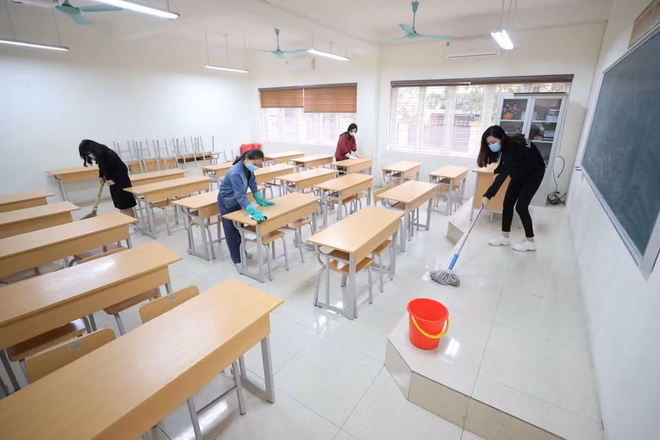 Trường THCS Thịnh Liệt (quận Hoàng Mai (Hà Nội)) vệ sinh, khử khuẩn trường, lớp học. (Ảnh: Thanh Tùng/TTXVN)