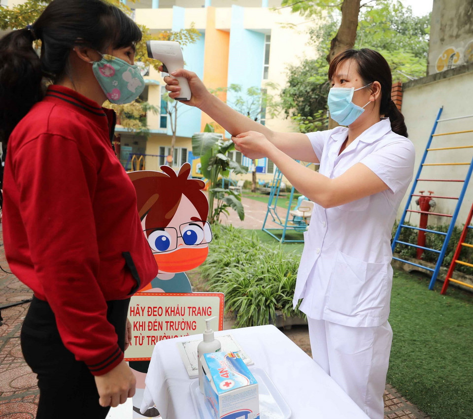 Thiết bị đo thân nhiệt được các trường chuẩn bị đủ số lượng, đảm bảo hoạt động tốt. (Ảnh: Thanh Tùng/TTXVN)